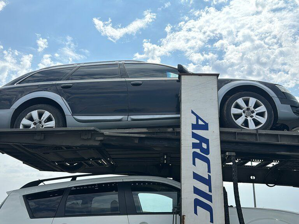 Машина на автовозе